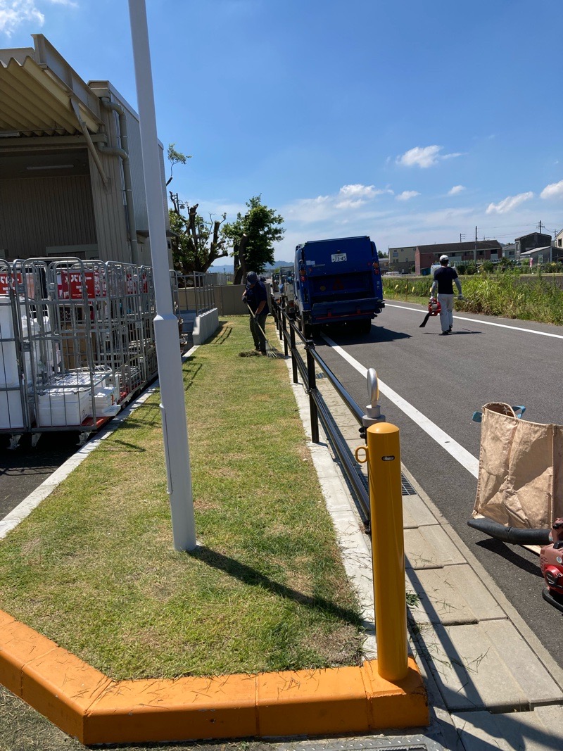 8月5日 少し遠くの某ドラッグストアさんで芝刈り除草作業を行いました♫